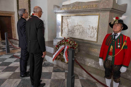 I presidenti Arno Kompatscher (a sinistra) e Anton Mattle depongono una corona di fiori sulla tomba di Andreas Hofer nella Hofkirche. (Foto: Land Tirol/Sedlak)