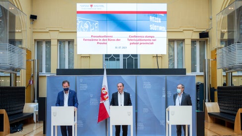 Da sx a dx, gli assessori provinciali Massimo Bessone, l’assessore Giuliano Vettorato e Günther Andergassen, Amministratore delegato di Alperia Ecoplus, hanno presentato il piano l'allacciamento di 24 edifici provinciali a Bolzano alla rete del teleriscaldamento. ( Foto: ASP/Fabio Brucculeri) 