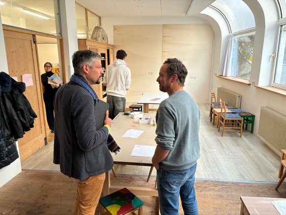 L’Assessur Daniel Alfreider adöm al artist Aron Demetz (Foto: USP/Furmazion y Cultura ladina/Sara Runggaldier)