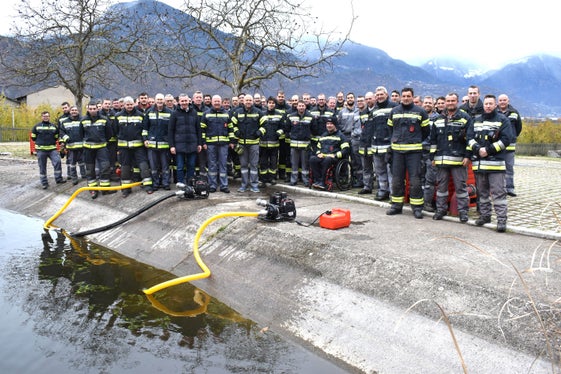 24 pompe portatili sono state consegnate ai Corpi dei vigili del fuoco volontari dei distretti di Bolzano, Merano e Bassa Atesina da Luis Walcher, assessore provinciale all'Agricoltura e Foreste, alla Scuola provinciale antincendi di Vilpiano (Foto: USP/Unione Provinciale dei Corpi dei Vigili del Fuoco Volontari Alto Adige/Patrick Schmalzl)
