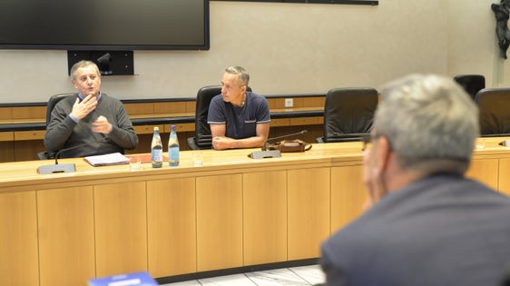 L'Ente si è espresso a favore del miglioramento dei sottotitoli nei media audiovisivi e dell'ampliamento dell'accesso senza barriere ai servizi pubblici. Il presidente Benedikt Gasser ha sottolineato: È fondamentale sensibilizzare la popolazione riguardo alle esigenze delle persone sorde e rimuovere le barriere nella vita quotidiana, nelle scuole e sul posto di lavoro.
Nella foto da sinistra: Benedikt Gasser, Stefan Mair, il presidente Arno Kompatscher
Foto: USP/Katharina Trocker