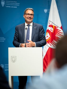 “Nel nostro programma di Giunta abbiamo fissato obiettivi chiari per la riduzione della burocrazia, che rimane una priorità. Ora abbiamo definito anche un quadro metodologico per la sua attuazione concreta e possiamo già mostrare i primi risultati”, ha dichiarato il presidente della Provincia Arno Kompatscher in occasione della presentazione della “Relazione annuale 2026: Amministrazione a misura di cittadino” (Foto: USP/Fabio Brucculeri)