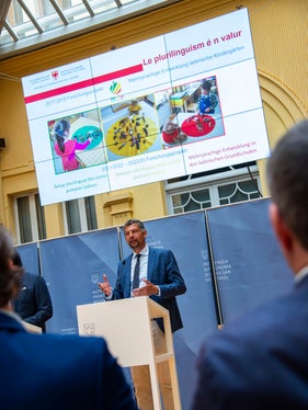 L'assessore alla scuola ladina Daniel Alfreider: La piccola realtà educativa della scuola ladina rappresenta una componente importante nel panorama dell'istruzione in Alto Adige. (Foto: ASP/Fabio Brucculeri)