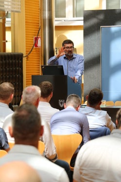 L'esperto della mobilità Stefano Ciurnelli ha illustrato ai presenti le fasi di pianificazione che hanno portato alla preparazione del Piano provinciale per la mobilità sostenibile (Foto: ASP/Patrick Thaler)