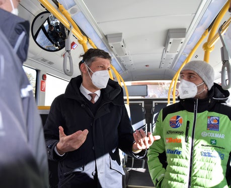 Wir wollen möglich emissionsfreie Mobilitätsmittel für die Olympischen Spiele 2026 einsetzen, betonte Alfreider bei der Testfahrt mit dem Brennstoffzellenbus im Antholzertal gegenüber Morelli (Foto: LPA/Angelika Schrott)