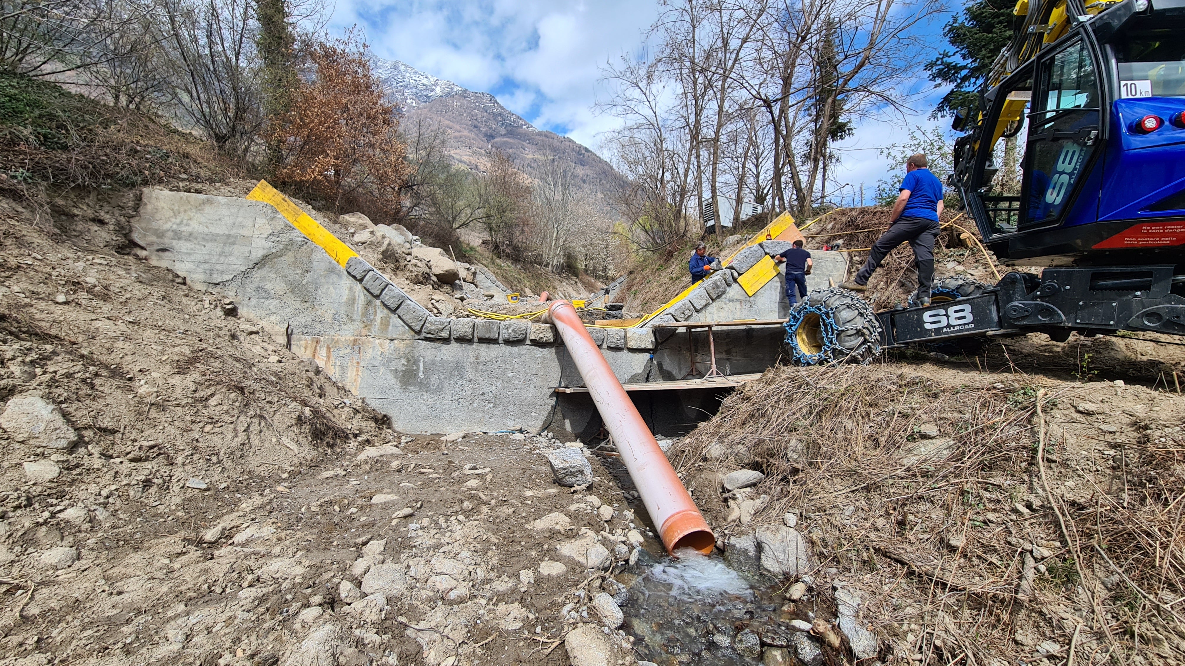 Dall'inizio del mese di aprile operai e tecnici sono al lavoro per il ripristino dello sbarramento nel Lahnbach, vicino a Naturno. (Foto: Agenzia per la protezione civile/Ufficio provinciale sistemazioni bacini montani ovest)
