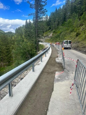 Damit die Straße sicher befahrbar bleibt, stabilisiert der Straßendienst Eisacktal die Böschungen an drei Abschnitten der Landesstraße aufs Würzjoch. (Foto: Straßendienst Eisacktal)