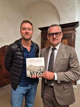 Die Aula Magna stellt einen bedeutenden Raum dar, um Schülerinnen und Schülern der Mittel- und Oberschulen sowie der Musikschule ein angemessenes Bildungsangebot direkt in ihrem Wohnumfeld zu ermöglichen., betont Landesrat Christian Bianchi. Im Bild von links nach rechts: Fabio Cola, Vizebürgermeister von Sterzing und Landesrat Bianchi. (Foto: LPA/Gianluca Crocco)