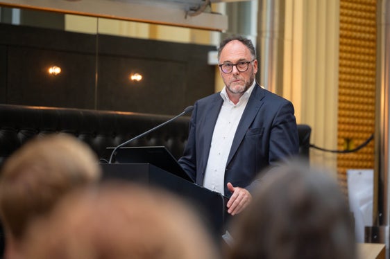 Der Direktor des Landesmuseums für Kultur- und Landesgeschichte Schloss Tirol, Leo Andergassen, informierte in einem Kurzvortrag über Südtirols Kunstlandschaft. (Foto: LPA/Greta Stuefer)