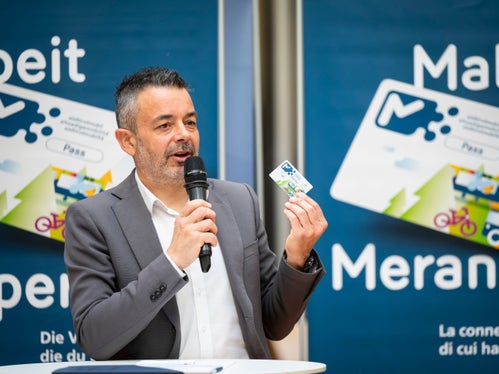 N segnal tler dla crëta che crësc da pert dles zitadines y di zitadins, dles turistes y di turisć, tl sistem de trasport publich local, desmostré ince dai investimënc costanc por le svilup dla rëi y dles infrastrotöres, dij Joachim Dejaco, diretur general de STA - Strotöres Trasport Süütirol SpA. (Foto: USP/Fabio Brucculeri)