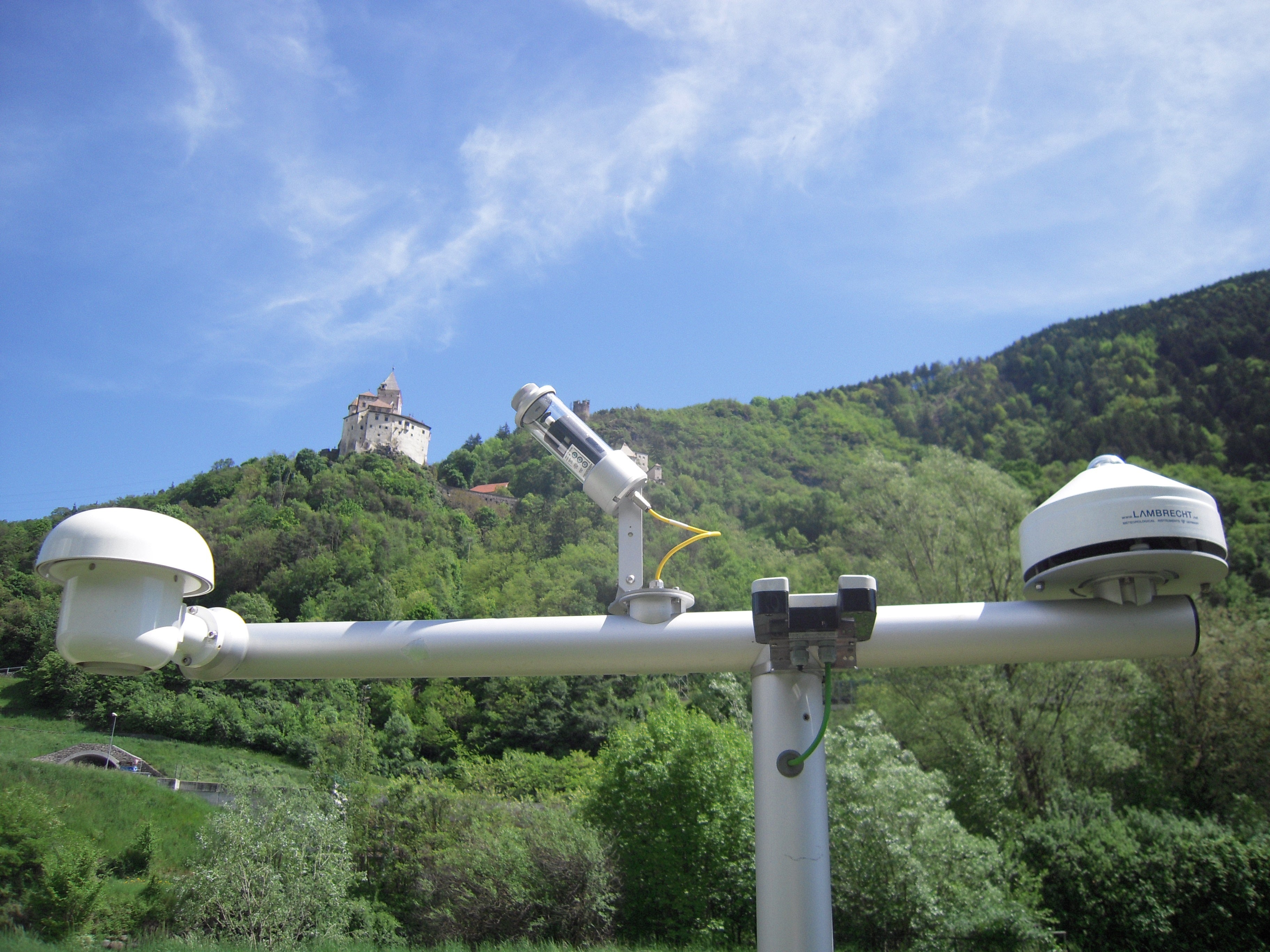 Überdurchschnittlich warm und trocken waren die vergangenen 30 Tage, fassen die Meteorologen des Landesamtes für Meteorologie und Lawinenwarnung in der Agentur für Bevölkerungsschutz zusammen; im Bild die Wetterstation in Kollmann. (Foto: Agentur für Bevölkerungsschutz/Amt für Meteorologie und Lawinenwarnung)