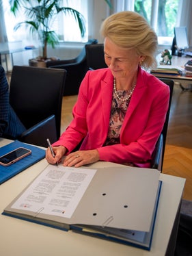 La rettrice Veronika Sexl sigla l'intesa (Foto: ASP/Fabio Brucculeri)