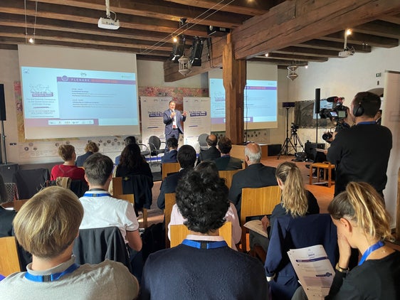 "L'Alto Adige si è avviato sulla strada verso la sostenibilità, ma sappiamo c'è ancora molto da fare". Con queste parole il Presidente altoatesino Arno Kompatscher ha aperto a Castel Firmiano la conferenza di tre giorni sui cambiamenti climatici (Foto: ASP/Gnews)