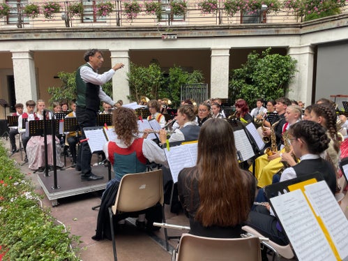 Il direttore d'orchestra del Trentino, Franco Puliafito, si esibisce a Riva del Garda. (Foto: Euregio/GNews)