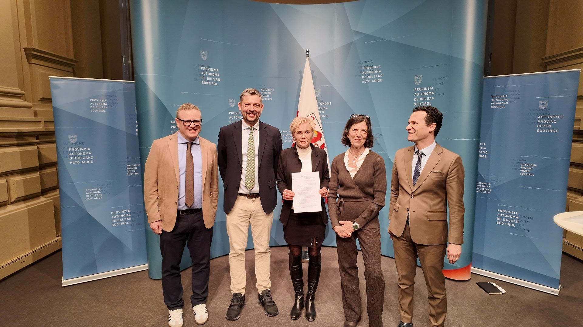 Acordanza söl trasferimënt dl Archif storich Fotografich Zardini da Cortina d'Ampëz tl Istitut Cultural Ladin Micurá de Rü de St. Martin tl Thurn: (da man ciampa) Werner Pescosta dl Istitut Ladin, l‘assessur y vizepresidënt dla Provinzia Daniel Alfreider, la Presidënta dl Istitut Ladin Lara Moroder, Valentina Zardini, le Diretur dl Departimënt André Comploi (Foto: USP)
