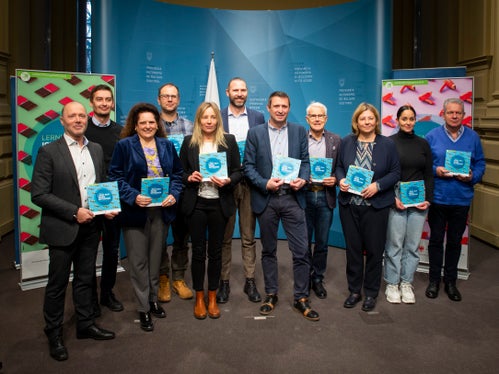 Presentata la campagna di formazione permanente: nella foto (da sinistra), il direttore di Ripartizione Klotz, Christoph Falkensteiner, Claudia Santer, Kurt Jakomet (nella foto il quinto da destra) e Anika Michelon (nella foto la terza da destra): (Foto: ASP/Fabio Brucculeri)