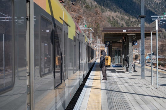 Barrierefreier Ausbau der Pustertalbahn: 18 Aufzüge, 6 Kilometer taktile Leitsysteme, erneuerte Bahnsteigkanten und 7.000 Quadratmeter barrierefreie Flächen sorgen für besseren Zugang an den Bahnhöfen. (Foto: LPA/Greta Stuefer)