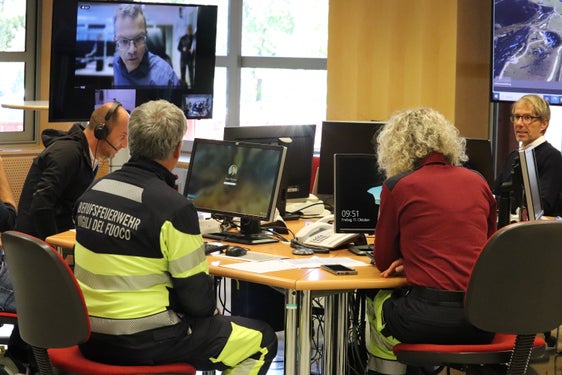 Zivilschutz-Alarm erprobt: Ab 9.30 Uhr war heute das Lagezentrum bei der Berufsfeuerwehr besetzt, im Bild rechts der Direktor der Agentur für Bevölkerungsschutz Klaus Unterweger, auf dem Videobildschirm der Koordinator der Landesverkehrsmeldezentrale Markus Rauch. (Foto: LPA/Maja Clara)