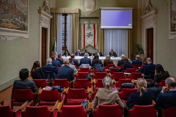 La seduta della Commissione Affari istituzionali – Politiche della montagna si è tenuta al Palazzo del Pegaso, in via Cavour a Firenze. Primo da destra sul tavolo dei relatori il presidente della Provincia autonoma di Bolzano, Arno Kompatscher. (Foto: USP/Greta Stuefer)
