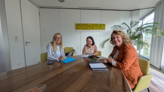 La garante per le persone anziane Vera Tronti Harpf ha discusso tematiche di interesse comune con la direttrice dell'Ufficio Anziani e distretti sociali Brigitte Waldner e con l’assessora provinciale Rosmarie Pamer. (Foto: USP/Hannes Wisthaler)