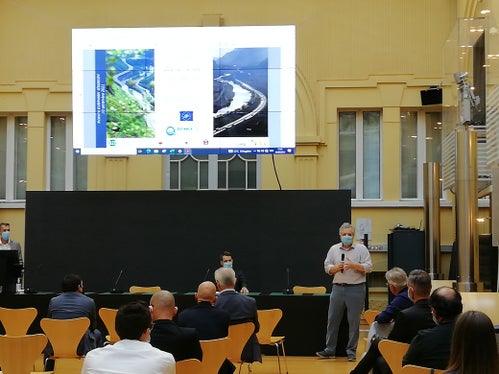 Gli esiti della fase sperimentale del progetto BrennerLEC illustrati agli stakeholder da Massimo Guariento per l'Agenzia provinciale per l'ambiente e tutela del clima altoatesina. (Foto: ASP/Nadia Franzoi)