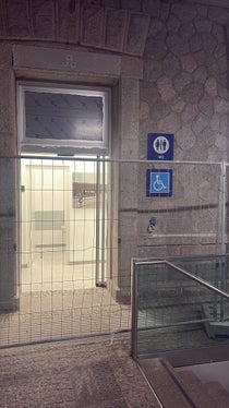 Ab 15. Jänner ist die öffentliche Toilette am Bahnhof Bruneck zugänglich - in den ersten Wochen wird die Benutzung kostenlos sein, danach wird sie durch einen Münzautomaten (1 Euro) geregelt, wobei auch die Zahlung mit Debit- und Kreditkarten möglich sein wird. Fahrer des öffentlichen Personennahverkehrs haben über ihren Ausweis freien Zugang. (Foto: LPA/Ressort für Infrastrukturen und Mobilität)