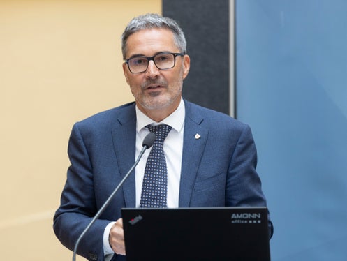 Die Lebenshaltungskosten in Südtirol sind höher als jene im restlichen Staatsgebiet. Darum haben wir unsere autonomen Zuständigkeiten bestmöglich genutzt, um hier aktiv werden zu können, hob Landeshauptmann Arno Kompatscher bei der Unterzeichnung des Abkommens mit der NISF/INPS. (Foto: LPA/Tiberio Sorvillo)