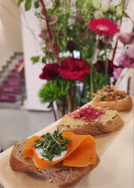 Durante il convegno sono stati forniti spunti concreti su come adottare un'alimentazione a base vegetale in modo creativo, gustoso e adatto alla vita quotidiana. (Foto: USP/Scuola professionale di economia domestica e agroalimentare Aslago)