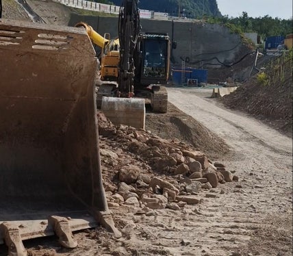 Questa settimana, tutte le macchine più importanti, come l'impianto di perforazione a due bracci (Jumbo) e tutte le attrezzature di lavoro, sono state spostate e preparate per i lavori successivi.  (Foto: USP/Angelika Schrott)