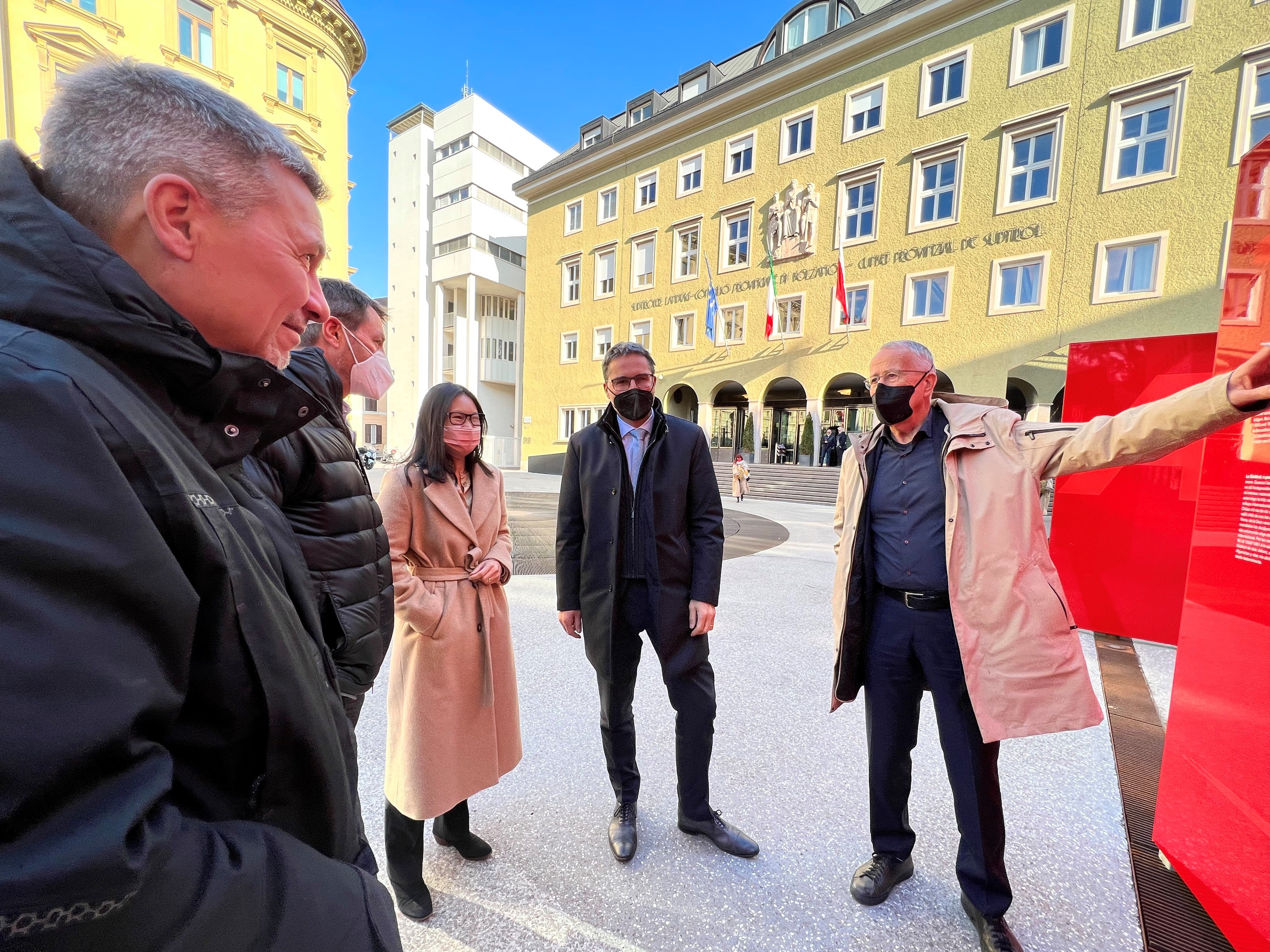 Besichtigten auch die Ausstellung zur Südtirol-Autonomie auf dem S.-Magnago-Platz in Bozen: (v.l.) Eurac-Direktor Ortner, Schneiderbauer (Glomos), UNU-Direktorin Shen, LH Kompatscher, Eurac-Präsident Psenner. (Foto: Eurac Research/Annelie Bortolotti)