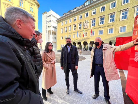 Besichtigten auch die Ausstellung zur Südtirol-Autonomie auf dem S.-Magnago-Platz in Bozen: (v.l.) Eurac-Direktor Ortner, Schneiderbauer (Glomos), UNU-Direktorin Shen, LH Kompatscher, Eurac-Präsident Psenner. (Foto: Eurac Research/Annelie Bortolotti)
