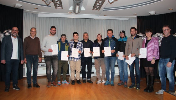 La stagione invernale parte con nove tecnici di assistenza sciistica neo certificati: l'attrezzatura correttamente regolata e revisionata è il prerequisito per il divertimento sicuro in pista (Foto: ASP/BBZ)