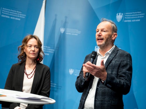 Jugendrichter Benno Baumgartner berichtete, dass seit diesem Jahr auch Singles sich für internationale Adoptionen bewerben. Silvia Vidale von der Dienststelle Adoption Südtirol berichtete über das umfangreiche Angebot ihrer Dienststelle und die gesellschaftlichen Anpassungen, die man in den vergangenen Jahren vorgenommen hat. (Foto: LPA/Fabio Brucculeri)