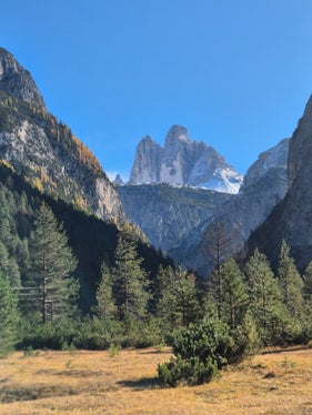 Il Forte di Landro in Val di Landro è un sito di particolare interesse, anche per la sua posizione nel cuore delle Dolomiti. Vista sulle Tre Cime di Lavaredo. (Foto: USP/Gianluca Crocco)