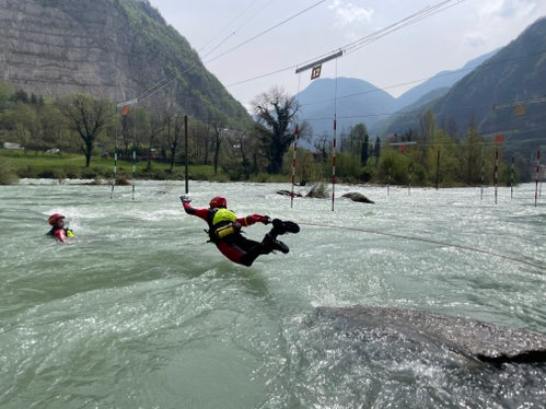 I nuovi vigili del fuoco professionisti hanno anche completato l'addestramento al salvataggio in acqua. (Foto: ASP/Corpo permanente Vigili del fuoco di Bolzano)