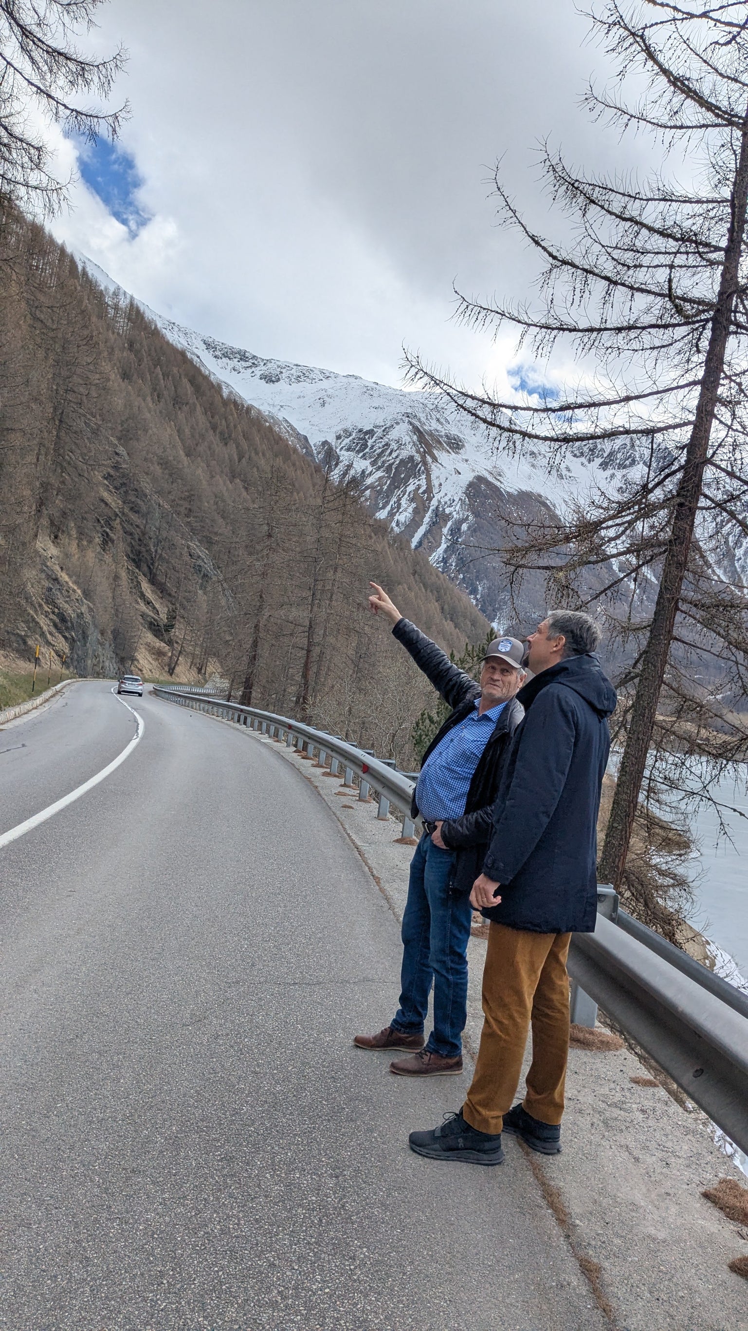 “Ci stiamo impegnando in primo luogo affinché gli abitanti delle valli della nostra provincia non rimangano isolati dal resto del mondo in caso di valanghe. In accordo con il sindaco di Senales, Peter Grüner, stanno per iniziare i lavori per la messa in sicurezza di un primo tratto della strada provinciale con la realizzazione di una galleria, ha affermato l’assessore provinciale alle Infrastrutture Daniel Alfreider, a destra nella foto assieme all'ex sindaco Karl Josef Rainer, che l'assessore ha tenuto a ringraziare. (Foto: USP/Helga Morandell)