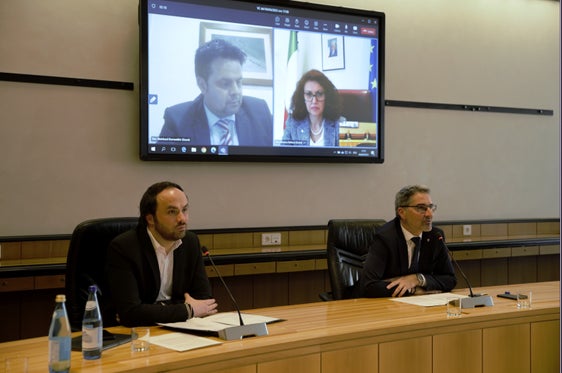 Quest'estate verrà emanato un decreto che faciliterà le cose per il Terzo settore, ha promesso il viceministro Maria Teresa Bellucci (schermo, a destra) al senatore Meinhard Durnwalder (schermo), all'assessore provinciale Philipp Achammer (a sinistra) e al presidente della Provincia Arno Kompatscher. (Foto: ASP/gst)