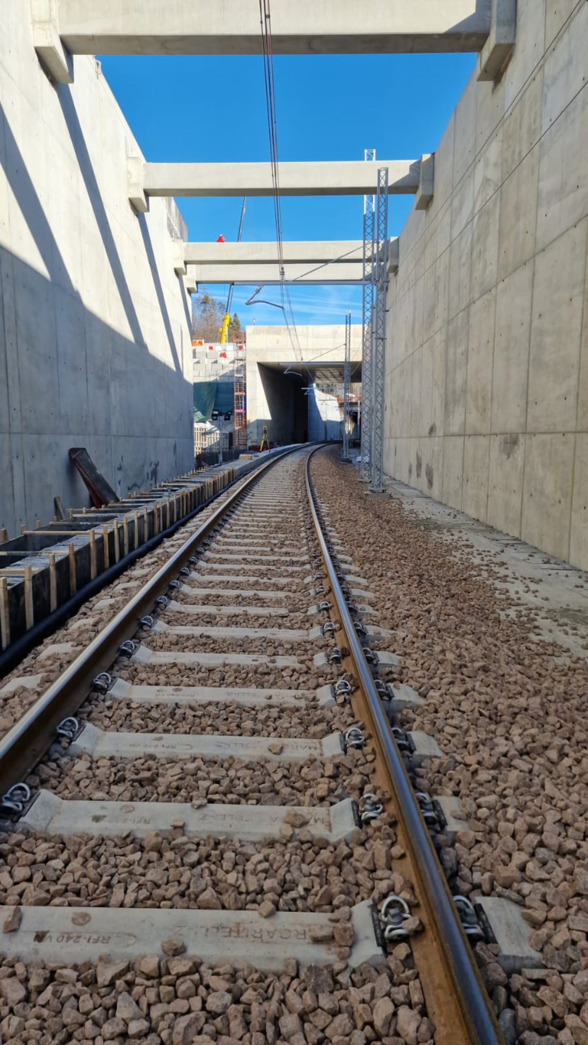 La ferrovia della Val Pusteria riapre martedì 27 gennaio 2026, dopo un’intensa fase di lavori di ammodernamento e manutenzione straordinaria, coordinati da Rete Ferroviaria Italiana (RFI) in collaborazione con la Provincia autonoma di Bolzano e il Ministero delle Infrastrutture e dei Trasporti. (Foto: USP/Dipartimento Infrastrutture e Mobilità)