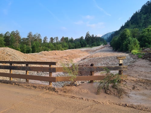 Noch in der Nacht auf heute wurde so viel Murmaterial geräumt, um den Durchfluss des Ciamaorbachs unter der Brücke wieder zu ermöglichen. (Foto: LPA/Landesamt für Wildbach- und Lawinenverbauung Ost in der Agentur für Bevölkerungsschutz)