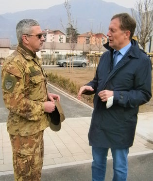 Il Generale Divisione Massimo Biagini e l'assessore Massimo Bessone durante la consegna anticipata della 3 palazzina militare in via Resia a Bolzano. (Foto: ASP/Igor Cocca)