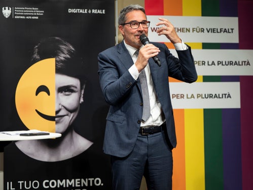 Il presidente della Provincia&nbsp;Arno Kompatscher&nbsp;rivolgendosi ai presenti: “L’odio non è un’opinione”. Questo porta, in definitiva, solo a far sì che le persone si ritirino e smettano di commentare. “Questa campagna non è contro il web e la rete, ma a favore di una rete che sia luogo di democrazia, in cui tutte le opinioni abbiano il loro spazio”. (Foto: USP/Fabio Brucculeri)