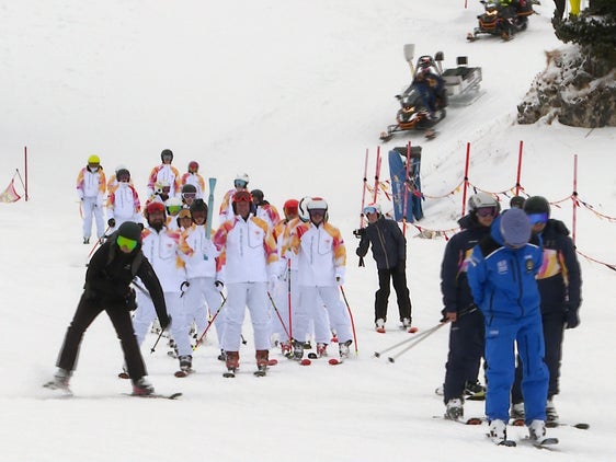 L'ascesa della fiaccola sul Sellaronda, uno dei momenti più significativi ed emozionanti della seconda giornata di transito della fiamma olimpica in Alto Adige. (Foto: USP) 
