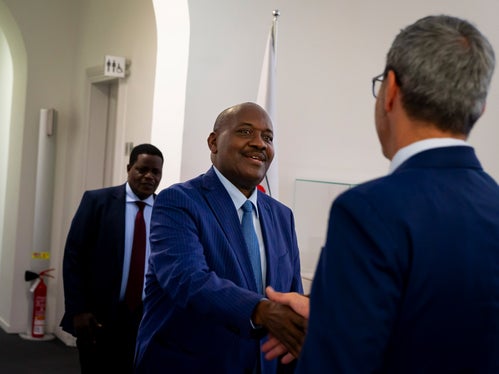 Botschafter Ernest Ndabashinze (Zweiter von links)  und sein Berater Emile Butoy (links) statteten Landeshauptmann Arno Kompatscher einen Besuch ab. (Foto: LPA/Fabio Brucculeri)