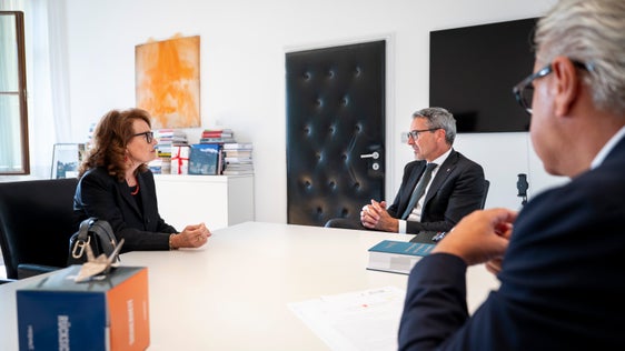 Il presidente della Provincia Arno Kompatscher (al centro) e il segretario generale della Provincia, Eros Magnago, hanno ricevuto al Palazzo Widmann di Bolzano  il nuovo procuratore regionale della Corte dei Conti per il Trentino-Alto Adge/Südtirol, sede di Bolzano, la presidente Adelisa Corsetti. (Foto: USP/Fabio Brucculeri)