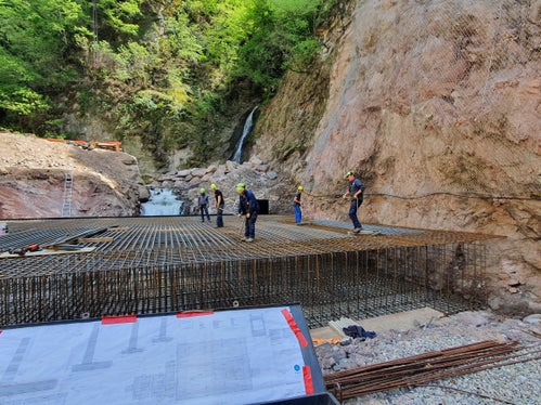 Das Landesamt für Wildbachverbauung Süd hat mit den Arbeiten an der Sperre am Sinichbach im Oktober 2022 begonnen. (Foto: LPA/Landesamt für Wildbach- und Lawinenverbauung Süd)