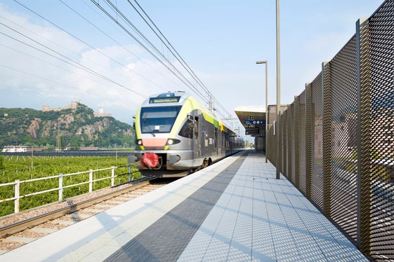 Durch verschiedene Maßnahmen will die Landesregierung den Schienenverkehr noch attraktiver machen. (Foto: STA)
