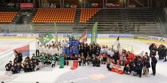 Die Delegationen aus Vorarlberg, Tirol, Salzburg, St. Gallen, Graubünden, Trentino, Tessin, der Lombardei, Südtirol und Bayern auf dem Eis in Dornbirn (Vorarlberg). (Foto: FISG Südtirol)