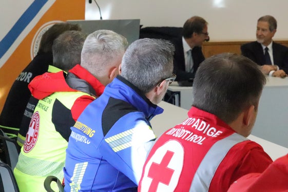 Weißes Kreuz, Wasserrettung, Rotes Kreuz: Präsidenten von Freiwilligenorganisationen beim Treffen mit Zivilschutzminister Nello Musumeci, im Hintergrund rechts neben dem Direktor der Agentur für Bevölkerungsschutz Klaus Unterweger (Foto: LPA/Maja Clara)