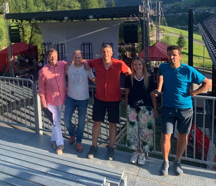 L dirighënt Fridl Pescoller, l presidënt dla Müjiga de Badia Philipp Lerchegger, l´ass. Daniel Alfreider,  la presidënta dla Müjiga de Badia Stefanie Burchia y le coordinadú dl Sorvisc ai Jogn Valentin Erlacher dan la gran paladina por l teater musical “Ujöp da Oies” a Oies. (Foto: USP)