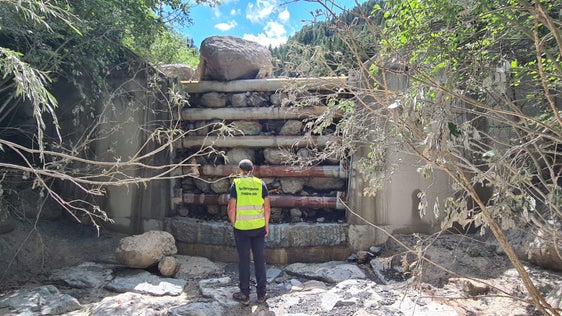 Gli smottamenti hanno coinvolto anche la barriera di contenimento del Rio Talveneis. (Foto: ASP/Ufficio sistemazione bacini montani Ovest)